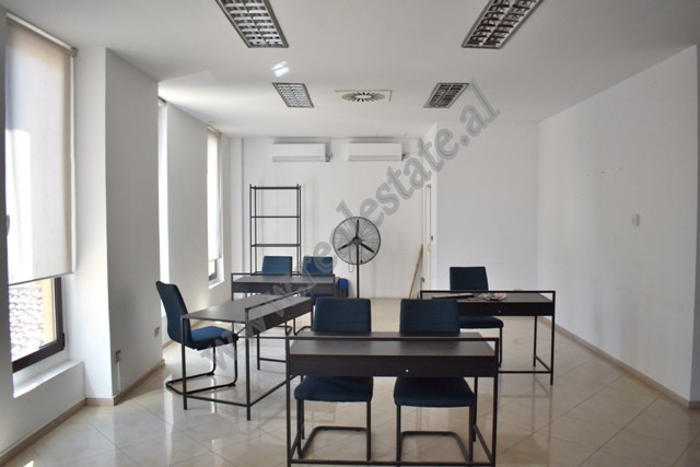 Ambient zyre me qira ne rrugen Abdi Toptani prane Qendres Tregtare Toptani ne Tirane.
Ndodhet ne ka